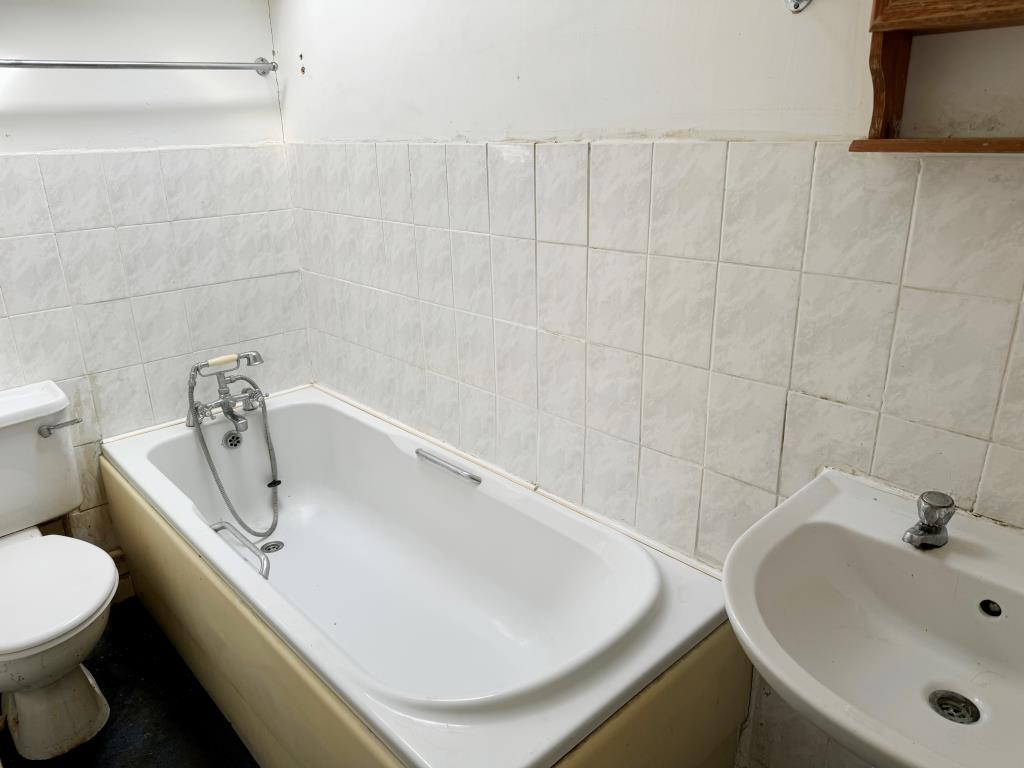 Lot: 32 - TOWN CENTRE FLAT FOR IMPROVEMENT WITH PARKING - Bathroom